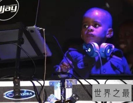 世界上年龄最小的dj,2岁男孩穿着尿不湿玩转dj