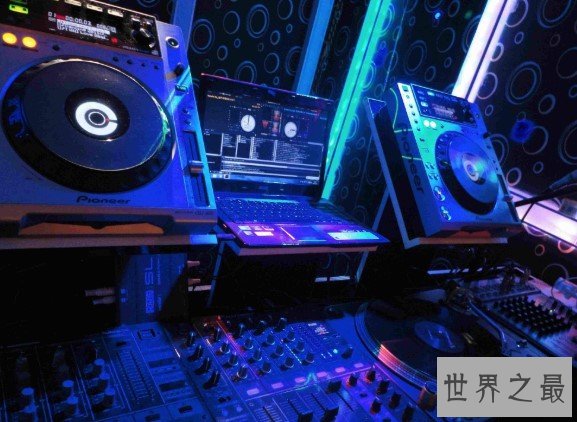世界上年龄最小的dj,2岁男孩穿着尿不湿玩转dj