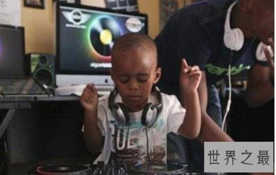 世界上年龄最小的dj,2岁男孩穿着尿不湿玩转dj