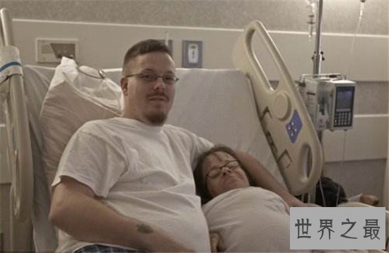 世界最小母亲斯泰西.赫拉尔德,天生患有脆骨病
