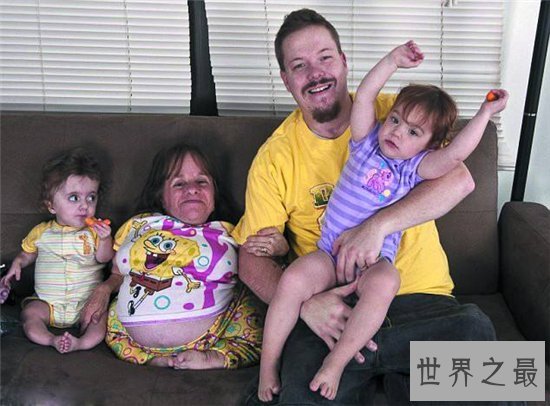 世界最小母亲斯泰西.赫拉尔德,天生患有脆骨病