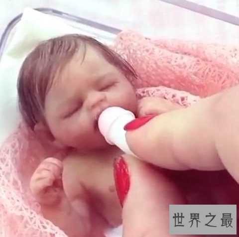 世界上最小的婴儿,体重只有250克和一个鸡蛋一样重。
