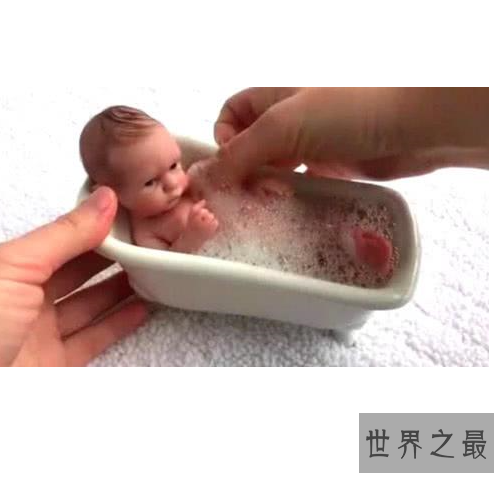 世界上最小的婴儿,体重只有250克和一个鸡蛋一样重。
