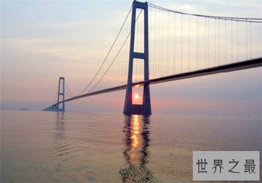 世界上最长的跨海大桥，港珠澳大桥长55公里，部份隧道位于海底