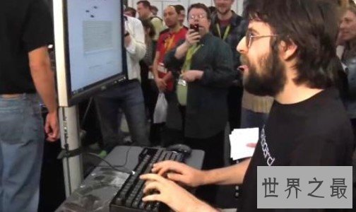 世界上打字速度最快的人,每分钟准确无误地敲下807个键!