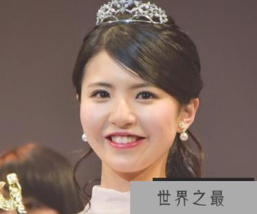 22岁的松田是日本最漂亮的大学生，他赢得了最英俊的男大学生佐藤的冠军