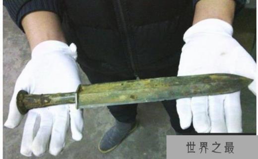 中国出土的墓葬、宝藏和2000年的青铜剑