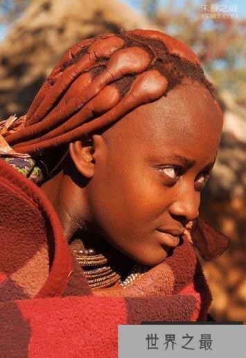 揭秘“500年前”非洲红泥部落：女人一生不洗澡红泥巴涂满全身