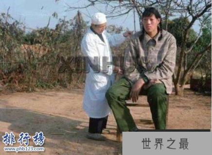 世界上最高的人是谁,身高3.17米比篮筐还高