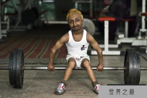 世界上最矮的教练 很受学员欢迎(身高80厘米)