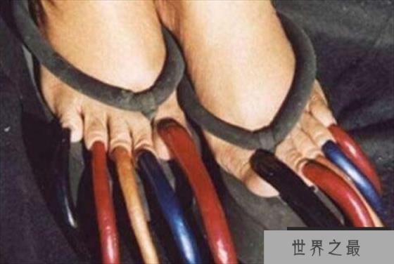 世界上脚趾甲最长的人 英国54岁中年妇女Kathy Hayes
