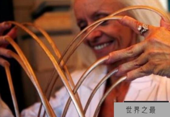 世界上脚趾甲最长的人 英国54岁中年妇女Kathy Hayes