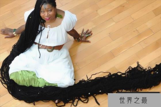 世界上接发最长的人 她的假发长达361米(一名学生)