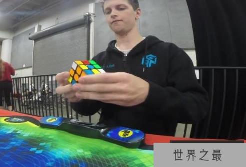 世界上还原魔方速度最快的人 澳洲的菲利克斯(只需4.22秒)