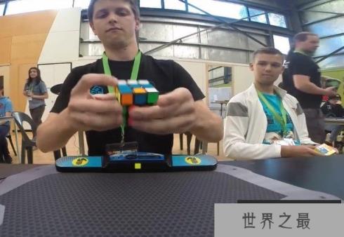 世界上还原三阶魔方最快的人 来自澳大利亚(仅用4.73秒)