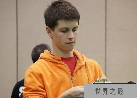 世界上还原三阶魔方最快的人 来自澳大利亚(仅用4.73秒)