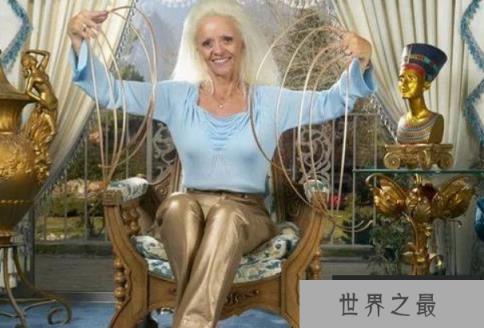 世界上双手指甲最长的女性 来自美国的女子(长13.0658米)