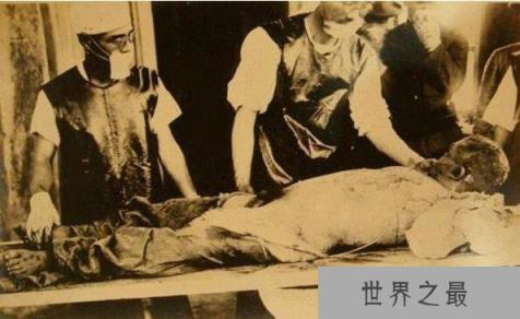 马路大是日本731部队的试验者，被各种生化武器折磨至死
