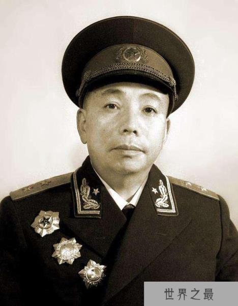 他本来授上将，却坚决要求降为中将，彭老总和总理都拗不过他