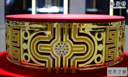 世界最大足金：82.2公斤 镶嵌76颗蓝宝石