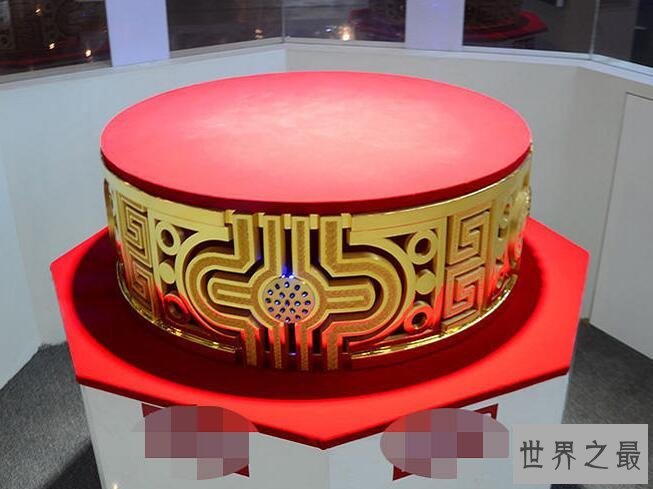 世界最大足金：82.2公斤 镶嵌76颗蓝宝石