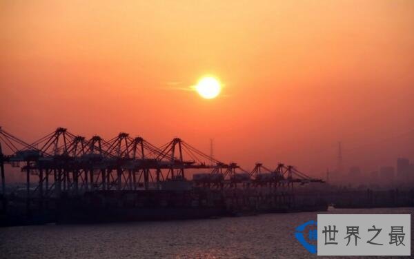中国最大的港口：上海港口（也是世界最大的港口）