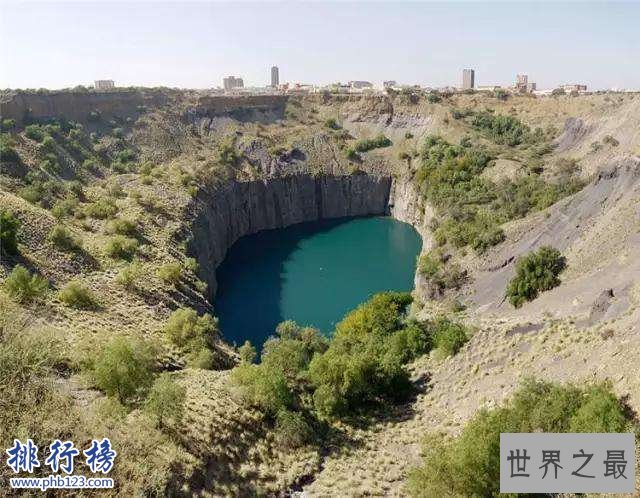 最大人力挖掘矿坑:南非金伯利钻石矿坑 钻石总量1.07米