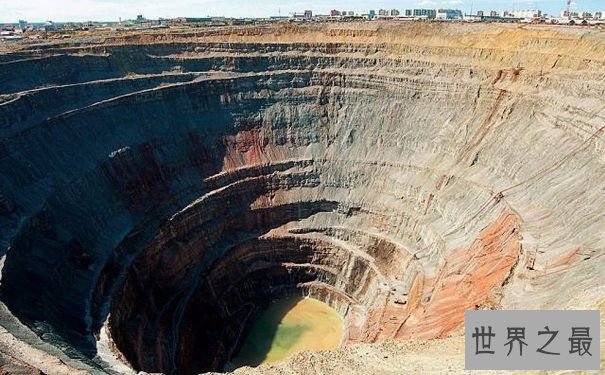 最大人力挖掘矿坑:南非金伯利钻石矿坑 钻石总量1.07米