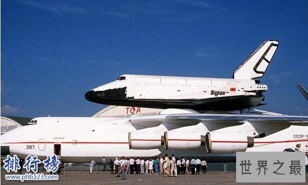 世界上最大飞机，安-225运输机长84米重175吨(货舱能装下一辆高铁)