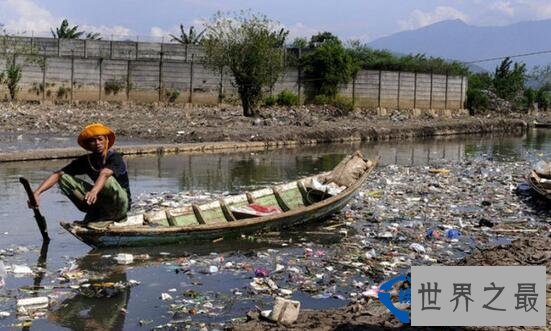 世界上最脏的河流 印尼芝塔龙河(捡垃圾的收入比捕鱼更高)