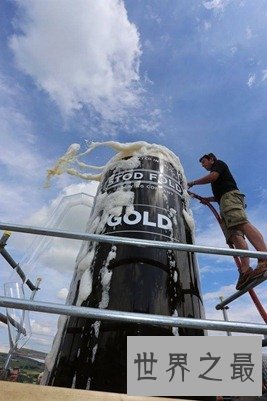 打破吉尼斯世界纪录：全球最大的啤酒瓶
