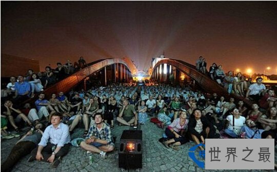 情侣约会的最佳场地  全球最唯美十大露天电影院