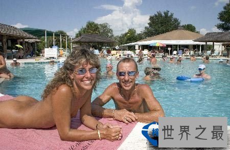 裸居时代：世界上最大的裸体小镇你敢去吗？