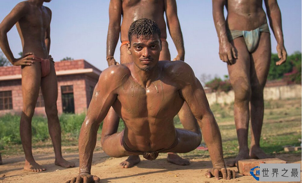 裸居时代：世界上最大的裸体小镇你敢去吗？