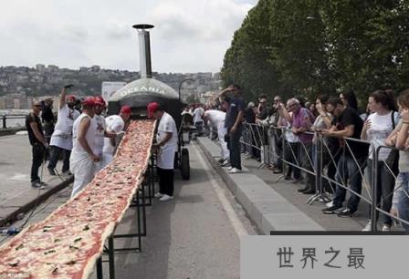 世界上最长的披萨，长达1609米(纯属浪费粮食)(www.1357vip.com)