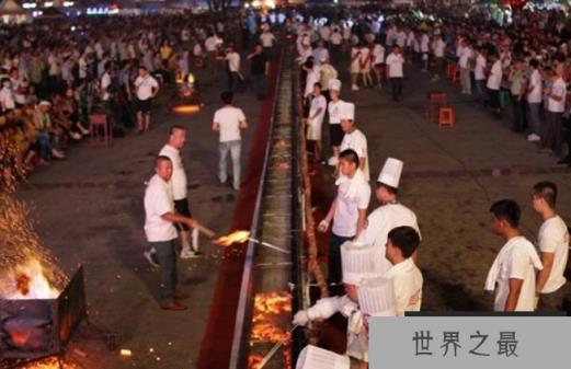 世界上最大的肉串 使用的铁串长度达1.73米(重达3000多斤)