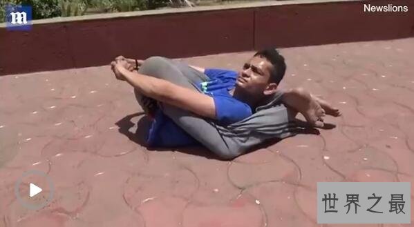 世界上最灵活的橡皮人：头能旋转180度，胳膊旋转360度