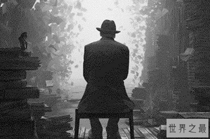 　　导语：哲学是一个比较深奥的学科，是自然科学无法研究的领域，有一些哲学家给我们解答了一些本质上的答案比如人类的起源存在什么的，但是有一些哲学家的想法超出人类大脑的智商理解范围让人  　　百思不得其解。今天排行榜123网小编为大家盘点了世界十大哲学难题，有些题至今无人能解答一起来看看吧!  　　世界十大哲学难题  　　十、为什么哪里都有“存在”而没有绝对的虚无?  　　我们整个宇宙中的存在变幻莫测无法用语言来表达，其实这个问题真的很难，哲学家们想出来人择原理就是现在说的人类的存在才能解释整个宇宙中种种特性。包括各种基本的自然常数，宇宙就是这个  　　样子的是观测者形成的。  　　九、数字是什么?  　　数字是我们数学和日常生活中必须用到的数字，仔细一想数字的结构可以联想到柏拉图说的数字本身就是存在的，这使我们很苦恼因为这只是人们设想的一个比较抽象的思维模式，如果非要研究数字的  　　结构个组合以及组合点那么这里面哪些是真实存在的呢至今无人解答。  　　八、最好的道德体系是什么样的?  　　从字面意思理解我们无法去评判对于错的行为，但是哲学家们发现了对于人类最好的评价方式并且设立了一个标准，但是这个社会这么复杂根本无法形成通用的标准准则，制定的黄金法则是很不错但是  　　你度别人好也希望别人对你一样好但是偏偏有人会忽视这些道德自治权而得寸进尺。其实社会道德观只是一种历史文化大部分，我们最多只能说制定道德是规范的但是也会随着时间发生变化。  　　七、我们能真正客观地体验一切吗?  　　其实从本质上来看这是一个感受性的问题也是世界十大哲学难题之一，这种观念是我们大脑的感官世界你看到的和你体验到的认知过程。就比如说你喜欢红色但是每个人的眼光不一样别人也许不会喜欢  　　。因为人类的大脑会随着时间以及周围的影响发生变化。  　　六、造物主存在吗?  　　造物主的存在这个问题至今无人解答，哲学家笛卡尔式提出的不可知论者是对的，因为我们根本没法对宇宙内部的运转了解透彻所以也无法去证明存在不存在这个问题，在宗教信仰里面有上帝据说是强  　　大的生物但是这根本不符合科学逻辑只是大脑的猜想而已。  　　五、我们有自由意志吗?  　　其实这个问题哲学家们争论了很多年，因为这个问题是随着事情的变化而变化的，每一个决定和选择都由无尽的因果链影响，有很多人向往自由认为决定论与自由意志在世界上相容的见解，其实这只是  　　一种妥协的思想，自由意志是非决定论所确定的。  　　四、我们的宇宙真实吗?  　　这个问题很经典但是也是世界十大哲学难题之一，虽然我们的身份是临时的但是现实生活的环境是真实的，宇宙和人类的存在是合理的，我们没有办法去确认这个问题只能认为这个宇宙就是真实的因为  　　我们别无选择。  　　三、死后还会有余生吗?  　　按照现在的唯物主义观念人物死后肯定是没有余生的但是这个也是没有办法证明的，我们活着就能感受这个世界发生的一切如果是这种不遵守规矩的胡思乱想的问题是世界十大哲学难题之一太高难度了  　　以科学的角度都没法证明的事情。  　　二、一个疯子将5个人绑在电车轨道上面一辆电车过来就可以直接压死他们但是据说只要拉起一个拉杆就可以把电车转移到另外一条路上但是另外一条轨道上面也绑了一个人那么你该拉拉杆吗?  　　这个问题其实是批判哲学家的一个理论，如果为了救更多的人肯定是拉起拉杆就那几个人只杀死一个人，其实不管哪种选择都不对，这只是哲学家用这个例子来反映现实生活中违背道德的事情。  　　一、如果你关注动作电影多年你对定时炸弹很了解那么如果它马上要爆炸了，你发现有一个人他直到炸弹的埋藏点你是不是会严刑逼供来获取情报?  　　其实这是强迫一个人从不道德的行为种去做选择的问题，在利益面前那些人肯定是会选择酷刑的，但是当局者是否愿意这个答案就看每个人的选择了没法解答。  　　结语：以上就是排行榜123网小编为大家盘点的世界十大哲学难题，这些题目真的是胡思乱想出来的，给人无限