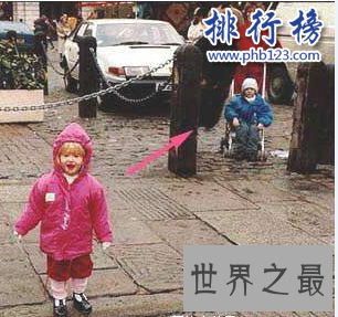 世界十大最恐怖的笑容:第十个在棺材旁边笑着合影