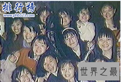 世界十大最恐怖的笑容:第十个在棺材旁边笑着合影