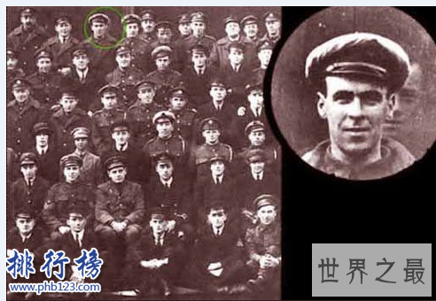 世界十大最恐怖的笑容:第十个在棺材旁边笑着合影