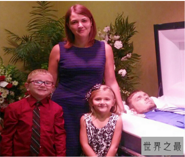 世界十大最恐怖的笑容:第十个在棺材旁边笑着合影