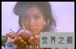 世界十大最恐怖的笑容:第十个在棺材旁边笑着合影