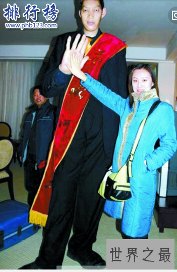 世界十大巨人排行榜:第七位女子比姚明还高29厘米