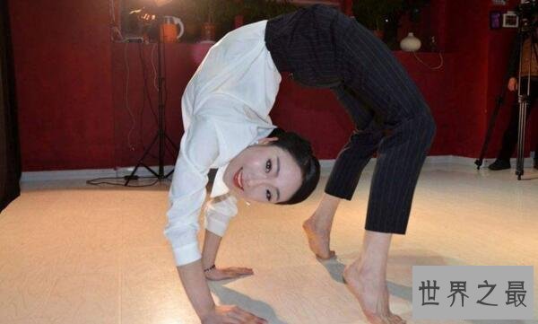 中国最软的人:刘藤,可以用头碰到屁股(身体比蛇还软)