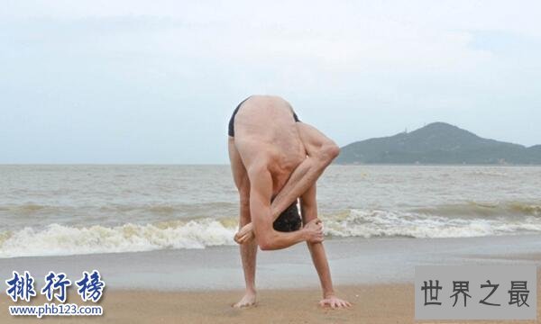 世界上最软的男人:Arthur Cadre,把脚从背后扳到嘴边