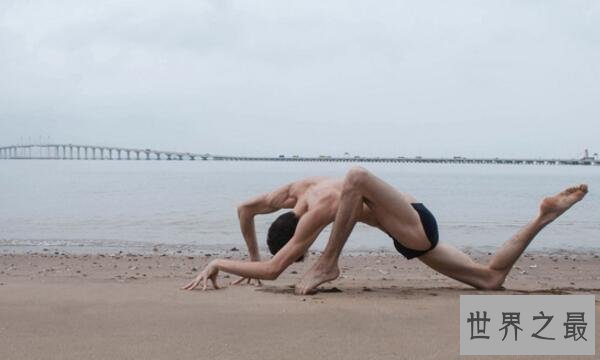 世界上最软的男人:Arthur Cadre,把脚从背后扳到嘴边