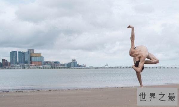 世界上最软的男人:Arthur Cadre,把脚从背后扳到嘴边