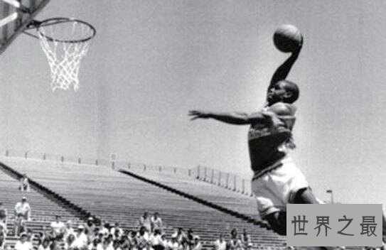 世界上弹跳最高的人:厄尔·麦尼考尔特弹跳153厘米秒杀乔丹