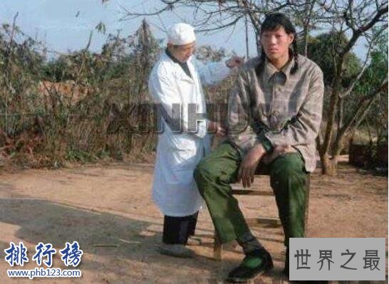 世界上最高的人是谁,身高3.17米比篮筐还高